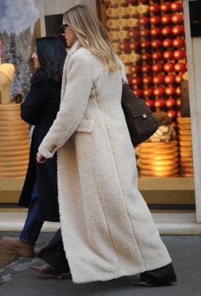 Chiara Ferragni strolls through the streets of Milan s city center with two friends.  Copyright: xMimmoxCarrierox xipa-agency.netx xMIMMOxCARRIERO-x IPA_Agency_IPA68951190