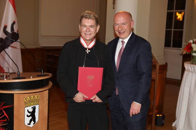 Peter Plate is retroactively honored with the Order of Merit of the State of Berlin by the Governing Mayor of Berlin, Kai Wegner, in the Columned Hall of the Rotes Rathaus The honoree was unable to attend the award ceremony on 1 October 2025, the Constitution Day of the State of Berlin Berlin, 09 12 2025 Copyright: xMatthiasxWehnertx