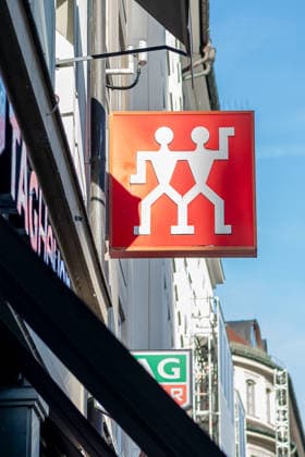 Muenchen GER, Themenbild Wirtschaft, Einzelhandel in der Muencher Innenstadt, 09.12.2025 Logo der Firma Zwilling ueber dem Eingang zum entsprechenden Geschaeft GER, Themenbild Wirtschaft, Einzelhandel in der Muencher Innenstadt, 09.12.2025 *** Munich GER, theme picture economy, retail trade in the city center of Munich, 09 12 2025 Logo of the company Zwilling above the entrance to the corresponding shop GER, theme picture economy, retail trade in the city center of Munich, 09 12 2025 Copyright: xEibner-Pressefoto FranzxFeinerx EP_HFR
