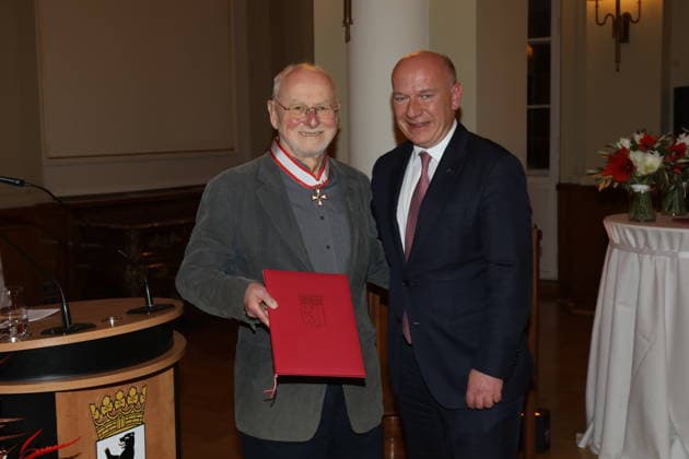 Detlef Mücke is subsequently honored with the Order of Merit of the State of Berlin by the Governing Mayor of Berlin, Kai Wegner, in the Columned Hall of the Rotes Rathaus The honoree was unable to attend the award ceremony on 1 October 2025, the Constitution Day of the State of Berlin Berlin, 09 12 2025 Copyright: xMatthiasxWehnertx