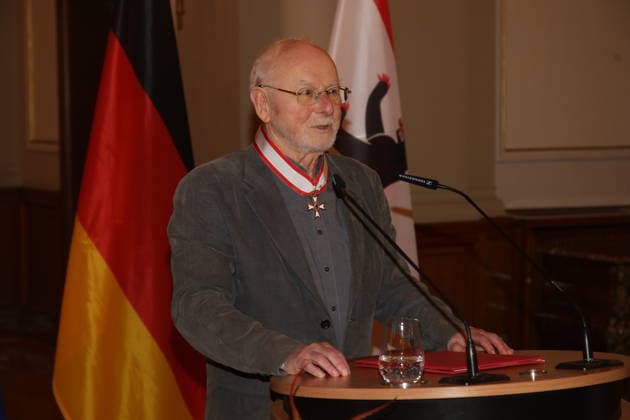 Detlef Mücke is subsequently honored with the Order of Merit of the State of Berlin by the Governing Mayor of Berlin, Kai Wegner, in the Columned Hall of the Rotes Rathaus The honoree was unable to attend the award ceremony on 1 October 2025, the Constitution Day of the State of Berlin Berlin, 09 12 2025 Copyright: xMatthiasxWehnertx