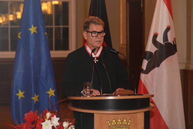 Peter Plate is retroactively honored with the Order of Merit of the State of Berlin by the Governing Mayor of Berlin, Kai Wegner, in the Columned Hall of the Rotes Rathaus The honoree was unable to attend the award ceremony on 1 October 2025, the Constitution Day of the State of Berlin Berlin, 09 12 2025 Copyright: xMatthiasxWehnertx