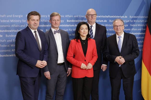 Sven Schulze (CDU), Wirtschaftsminister von Sachsen-Anhalt, Dr. Andreas Handschuh, Chef der Sächsischen Staatskanzlei, Katherina Reiche, Bundesministerin für Wirtschaft und Energie, Dr. Dietmar Woidke, Ministerpräsident des Landes Brandenburg, Dr. Reiner Haseloff, Ministerpräsident des Landes Sachsen-Anhalt, Deutschland, Berlin, BMWE, Bundeswirtschaftsministerin Reiche, die Ministerpräsidenten von Sachsen-Anhalt und Brandenburg sowie der Chef der Sächsischen Staatskanzlei sprechen anlässlich eines Arbeitsgesprächs zur wirtschaftlichen und energiepolitischen Lage in den drei östlichen Bundesländern. *** Sven Schulze CDU , Minister of Economic Affairs of Saxony-Anhalt, Dr Andreas Handschuh, Head of the Saxon State Chancellery, Katherina Reic