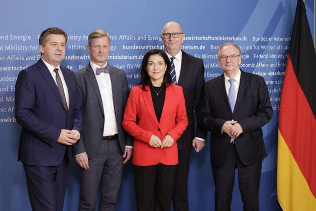 Sven Schulze (CDU), Wirtschaftsminister von Sachsen-Anhalt, Dr. Andreas Handschuh, Chef der Sächsischen Staatskanzlei, Katherina Reiche, Bundesministerin für Wirtschaft und Energie, Dr. Dietmar Woidke, Ministerpräsident des Landes Brandenburg, Dr. Reiner Haseloff, Ministerpräsident des Landes Sachsen-Anhalt, Deutschland, Berlin, BMWE, Bundeswirtschaftsministerin Reiche, die Ministerpräsidenten von Sachsen-Anhalt und Brandenburg sowie der Chef der Sächsischen Staatskanzlei sprechen anlässlich eines Arbeitsgesprächs zur wirtschaftlichen und energiepolitischen Lage in den drei östlichen Bundesländern. *** Sven Schulze CDU , Minister of Economic Affairs of Saxony-Anhalt, Dr Andreas Handschuh, Head of the Saxon State Chancellery, Katherina Reic