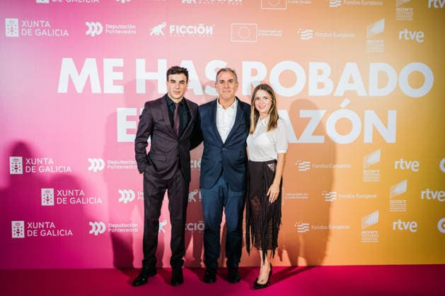 Premiere of the film Me has robado el corazón in Pontevedra Actors Óscar Casas i and Ana Jara d , pose at the photocall for the premiere of the film Me has robado el corazón, at the Provincial Museum, on December 9, 2025, in Pontevedra, Galicia Spain The film, written and directed by Chus Gutiérrez, focuses on the contradictions of the system and the vital frustration of young people in todays Spain 09 DECEMBER 2025 PHOTOCALL PREMIERE MOVIE CINEMA ACTORS Pontevedra Galicia Pontevedra Galicia Galicia Spain  Copyright: xBeatrizxCiscarx 7159446