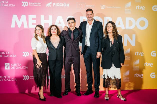 Premiere of the film Me has robado el corazón in Pontevedra I D The actress Ana Jara, the director Chus Gutiérrez, the actor Óscar Casas and the Regional Minister of Culture of the Xunta de Galicia, José López Campos, pose at the photocall for the premiere of the film Me has robado el corazón, at the Provincial Museum, on December 9, 2025, in Pontevedra, Galicia Spain The film, written and directed by Chus Gutiérrez, focuses on the contradictions of the system and the vital frustration of young people in todays Spain 09 DECEMBER 2025 PHOTOCALL PREMIERE MOVIE CINEMA ACTORS Pontevedra Galicia Galicia Pontevedra Galicia Galicia Spain  Copyright: xBeatrizxCiscarx 7159450