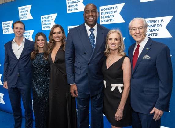 Entertainment Bilder des Tages December 9, 2025, Bronx, New York, USA: Tellef Lundevall, Mariah Kennedy-Cuomo, Cara Kennedy-Cuomo, Earvin Magic Johnson, Kerry Kennedy, Chris Kennedy attend Robert F. Kennedy Human Rights Ripple of Hope annual award gala at Hilton Midtown Hotel in New York, NY on December 9, 2025. Bronx USA - ZUMAr339 20251209_znp_r339_104 Copyright: xLevxRadinx