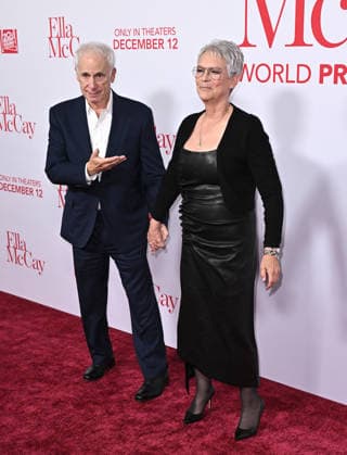 ˜Ella McCay™ World Premiere Christopher Guest and Jamie Lee Curtis arriving to 20th Century Studios™ Ella McCay world premiere held at the El Capitan Theatre on December 9, 2025 in Hollywood, Ca. Hollywood El Capitan Theatre California USA Copyright: xStarbuck AFF-USA.COMx