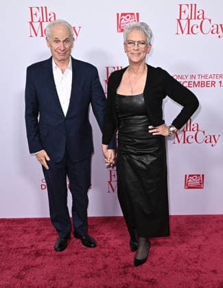 ˜Ella McCay™ World Premiere Christopher Guest and Jamie Lee Curtis arriving to 20th Century Studios™ Ella McCay world premiere held at the El Capitan Theatre on December 9, 2025 in Hollywood, Ca. Hollywood El Capitan Theatre California USA Copyright: xStarbuck AFF-USA.COMx