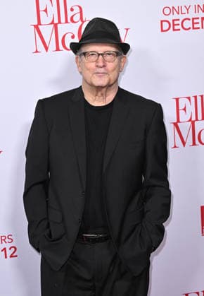 ˜Ella McCay™ World Premiere Albert Brooks arriving to 20th Century Studios™ Ella McCay world premiere held at the El Capitan Theatre on December 9, 2025 in Hollywood, Ca. Hollywood El Capitan Theatre California USA Copyright: xStarbuck AFF-USA.COMx