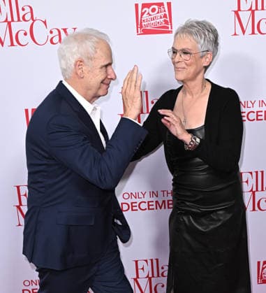 ˜Ella McCay™ World Premiere Christopher Guest and Jamie Lee Curtis arriving to 20th Century Studios™ Ella McCay world premiere held at the El Capitan Theatre on December 9, 2025 in Hollywood, Ca. Hollywood El Capitan Theatre California USA Copyright: xStarbuck AFF-USA.COMx