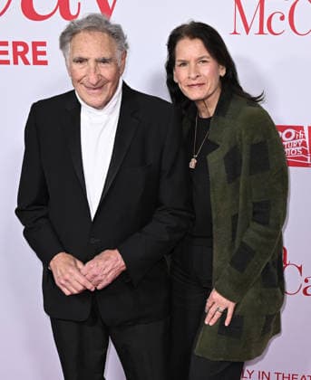 ˜Ella McCay™ World Premiere Judd Hirsch and Kathryn Danielle Hirsch arriving to 20th Century Studios™ Ella McCay world premiere held at the El Capitan Theatre on December 9, 2025 in Hollywood, Ca. Hollywood El Capitan Theatre California USA Copyright: xStarbuck AFF-USA.COMx