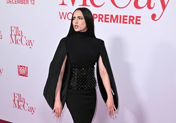 ˜Ella McCay™ World Premiere Sofia Carson arriving to 20th Century Studios™ Ella McCay world premiere held at the El Capitan Theatre on December 9, 2025 in Hollywood, Ca. Hollywood El Capitan Theatre California USA Copyright: xStarbuck AFF-USA.COMx