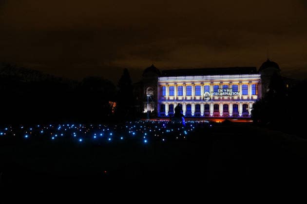 News Bilder des Tages Illustration Exposition Lumières de la Nature au Jardin des Plantes à Paris le 9 décembre 2025 Anne Sophie Guebey Bestimage Kering Evening Event A Night at the Museum at the National Museum of Natural History in Paris on december 9th 2025 Paris France  Copyright: xAnne-SophiexGuebeyx xBestimagexAnne-SophiexGuebeyx xBestimagex