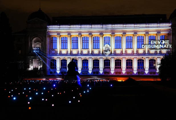 Illustration Exposition Lumières de la Nature au Jardin des Plantes à Paris le 9 décembre 2025 Anne Sophie Guebey Bestimage Kering Evening Event A Night at the Museum at the National Museum of Natural History in Paris on december 9th 2025 Paris France  Copyright: xAnne-SophiexGuebeyx xBestimagexAnne-SophiexGuebeyx xBestimagex