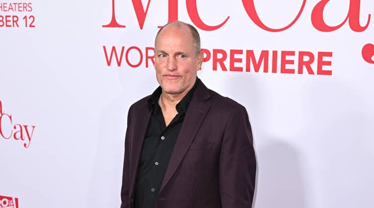 ˜Ella McCay™ World Premiere Woody Harrelson arriving to 20th Century Studios™ Ella McCay world premiere held at the El Capitan Theatre on December 9, 2025 in Hollywood, Ca. Hollywood El Capitan Theatre California USA Copyright: xStarbuck AFF-USA.COMx
