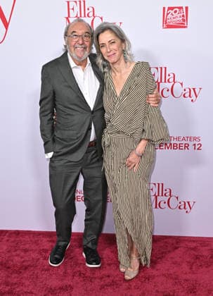 ˜Ella McCay™ World Premiere James L. Brooks and Jennifer Simchowitz arriving to 20th Century Studios™ Ella McCay world premiere held at the El Capitan Theatre on December 9, 2025 in Hollywood, Ca. Hollywood El Capitan Theatre California USA Copyright: xStarbuck AFF-USA.COMx