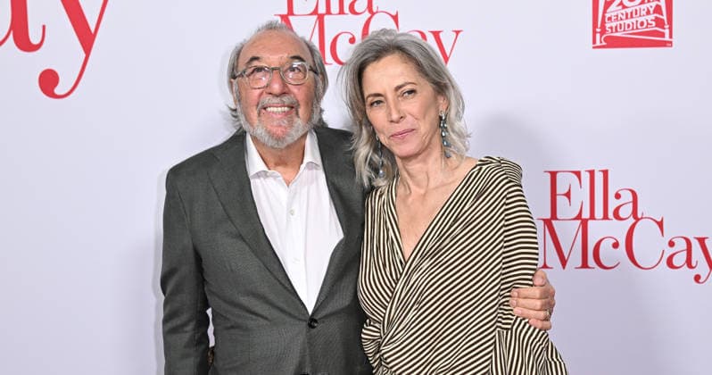 ˜Ella McCay™ World Premiere James L. Brooks and Jennifer Simchowitz arriving to 20th Century Studios™ Ella McCay world premiere held at the El Capitan Theatre on December 9, 2025 in Hollywood, Ca. Hollywood El Capitan Theatre California USA Copyright: xStarbuck AFF-USA.COMx