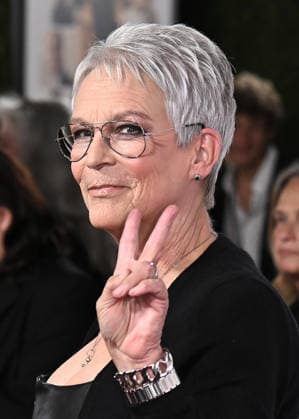 ˜Ella McCay™ World Premiere Jamie Lee Curtis arriving to 20th Century Studios™ Ella McCay world premiere held at the El Capitan Theatre on December 9, 2025 in Hollywood, Ca. Hollywood El Capitan Theatre California USA Copyright: xStarbuck AFF-USA.COMx