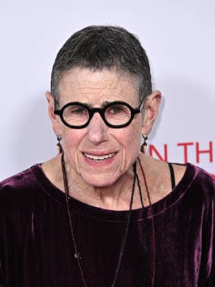 ˜Ella McCay™ World Premiere Julie Kavner arriving to 20th Century Studios™ Ella McCay world premiere held at the El Capitan Theatre on December 9, 2025 in Hollywood, Ca. Hollywood El Capitan Theatre California USA Copyright: xStarbuck AFF-USA.COMx