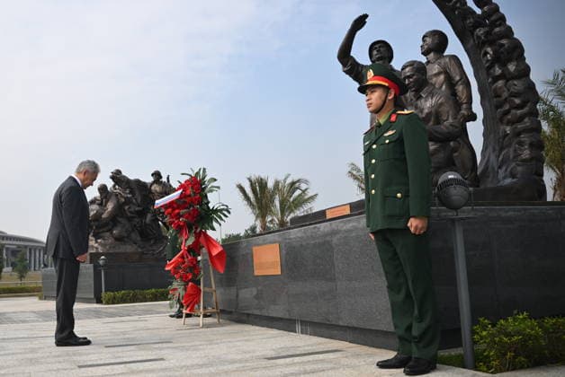 VIETNAM, HANOI - DECEMBER 10, 2025: Russian Security Council Secretary Sergei Shoigu lays a wreath at a monument honouring Soviet military experts who participated in Vietnam s struggle against the US intervention in 1955-1975 Hanoi Vietnam  - ZUMAt113 20251210_zaa_t113_010 Copyright: xKirillxZykovx