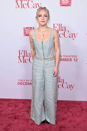 Claire Brooks at the world premiere of the movie Ella McCay at the El Capitan Theatre Los Angeles, 09 12 2025 Foto:xD.xStarbuckx xFuturexImagex ella_5219