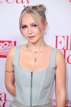 Claire Brooks at the world premiere of the movie Ella McCay at the El Capitan Theatre Los Angeles, 09 12 2025 Foto:xD.xStarbuckx xFuturexImagex ella_5221