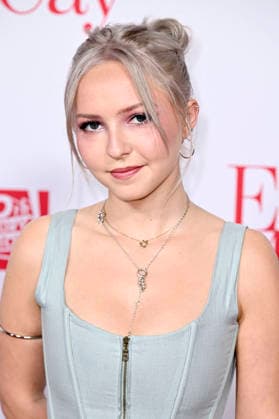Claire Brooks at the world premiere of the movie Ella McCay at the El Capitan Theatre Los Angeles, 09 12 2025 Foto:xD.xStarbuckx xFuturexImagex ella_5222