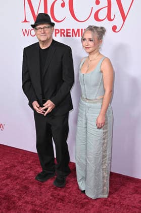 Albert Brooks with daughter Claire Brooks at the world premiere of the movie Ella McCay at the El Capitan Theatre Los Angeles, 09 12 2025 Foto:xD.xStarbuckx xFuturexImagex ella_5223