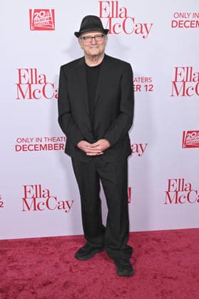 Albert Brooks at the world premiere of the movie Ella McCay at the El Capitan Theatre Los Angeles, 09 12 2025 Foto:xD.xStarbuckx xFuturexImagex ella_5226