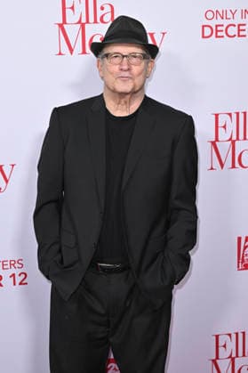 Albert Brooks at the world premiere of the movie Ella McCay at the El Capitan Theatre Los Angeles, 09 12 2025 Foto:xD.xStarbuckx xFuturexImagex ella_5228