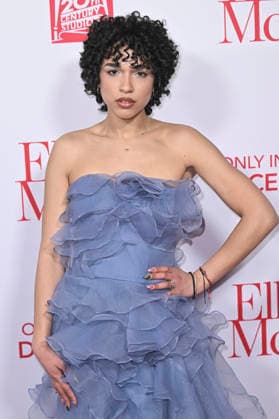 Amanda Castrillo at the world premiere of the movie Ella McCay at the El Capitan Theatre Los Angeles, 09 12 2025 Foto:xD.xStarbuckx xFuturexImagex ella_5237