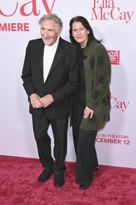 Judd Hirsch with wife Kathryn Danielle Hirsch at the world premiere of the movie Ella McCay at the El Capitan Theatre Los Angeles, 09 12 2025 Foto:xD.xStarbuckx xFuturexImagex ella_5238