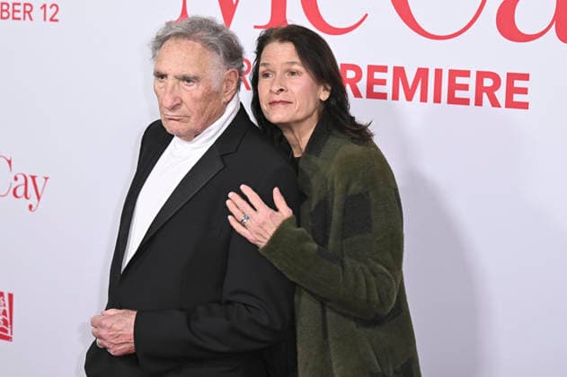 Judd Hirsch with wife Kathryn Danielle Hirsch at the world premiere of the movie Ella McCay at the El Capitan Theatre Los Angeles, 09 12 2025 Foto:xD.xStarbuckx xFuturexImagex ella_5239