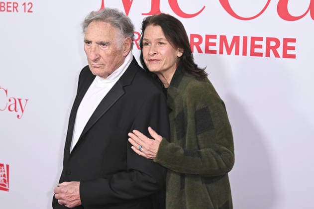 Judd Hirsch with wife Kathryn Danielle Hirsch at the world premiere of the movie Ella McCay at the El Capitan Theatre Los Angeles, 09 12 2025 Foto:xD.xStarbuckx xFuturexImagex ella_5240