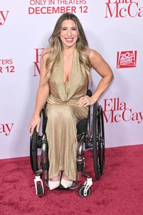 Chelsie Hill at the world premiere of the movie Ella McCay at the El Capitan Theatre Los Angeles, 09 12 2025 Foto:xD.xStarbuckx xFuturexImagex ella_5247