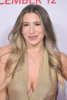 Chelsie Hill at the world premiere of the movie Ella McCay at the El Capitan Theatre Los Angeles, 09 12 2025 Foto:xD.xStarbuckx xFuturexImagex ella_5248