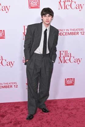 Spike Fearn at the world premiere of the movie Ella McCay at the El Capitan Theatre Los Angeles, 09 12 2025 Foto:xD.xStarbuckx xFuturexImagex ella_5249