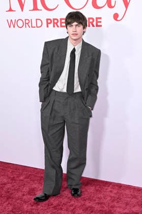 Spike Fearn at the world premiere of the movie Ella McCay at the El Capitan Theatre Los Angeles, 09 12 2025 Foto:xD.xStarbuckx xFuturexImagex ella_5250