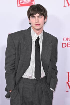 Spike Fearn at the world premiere of the movie Ella McCay at the El Capitan Theatre Los Angeles, 09 12 2025 Foto:xD.xStarbuckx xFuturexImagex ella_5251