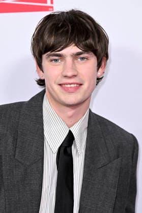 Spike Fearn at the world premiere of the movie Ella McCay at the El Capitan Theatre Los Angeles, 09 12 2025 Foto:xD.xStarbuckx xFuturexImagex ella_5252
