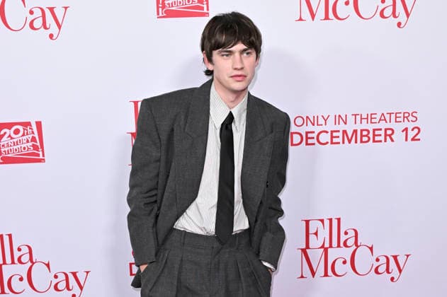 Spike Fearn at the world premiere of the movie Ella McCay at the El Capitan Theatre Los Angeles, 09 12 2025 Foto:xD.xStarbuckx xFuturexImagex ella_5253