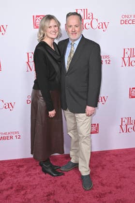 Christine Meier and Seth Meier at the world premiere of the movie Ella McCay at the El Capitan Theatre Los Angeles, 09 12 2025 Foto:xD.xStarbuckx xFuturexImagex ella_5262