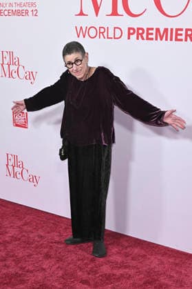 Julie Kavner at the world premiere of the movie Ella McCay at the El Capitan Theatre Los Angeles, 09 12 2025 Foto:xD.xStarbuckx xFuturexImagex ella_5269