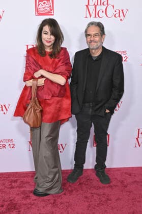 Francine Maisler with companion at the world premiere of the movie Ella McCay at the El Capitan Theatre Los Angeles, 09 12 2025 Foto:xD.xStarbuckx xFuturexImagex ella_5280