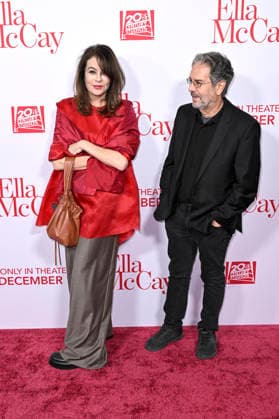Francine Maisler with companion at the world premiere of the movie Ella McCay at the El Capitan Theatre Los Angeles, 09 12 2025 Foto:xD.xStarbuckx xFuturexImagex ella_5281