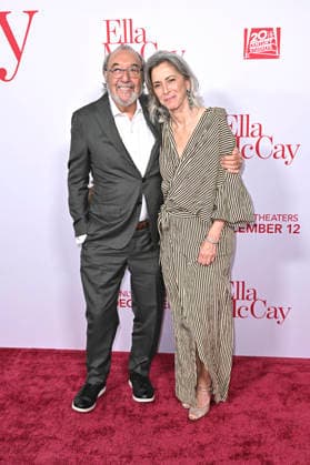 James L Brooks and Jennifer Simchowitz at the world premiere of the movie Ella McCay at the El Capitan Theatre Los Angeles, 09 12 2025 Foto:xD.xStarbuckx xFuturexImagex ella_5305