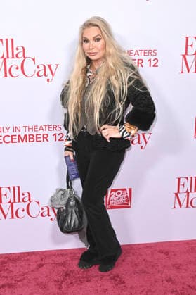 Suzan Hughes at the world premiere of the movie Ella McCay at the El Capitan Theatre Los Angeles, 09 12 2025 Foto:xD.xStarbuckx xFuturexImagex ella_5310