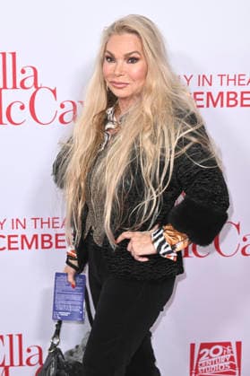 Suzan Hughes at the world premiere of the movie Ella McCay at the El Capitan Theatre Los Angeles, 09 12 2025 Foto:xD.xStarbuckx xFuturexImagex ella_5311