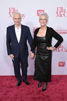 Christopher Guest with wife Jamie Lee Curtis at the world premiere of the movie Ella McCay at the El Capitan Theatre Los Angeles, 09 12 2025 Foto:xD.xStarbuckx xFuturexImagex ella_5323